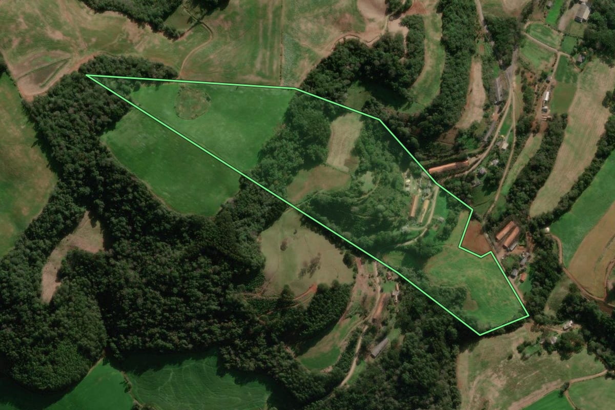 Imagem de satélite do imóvel rural em Paraí (RS), com o contorno declarado no CAR desenhado por cima.