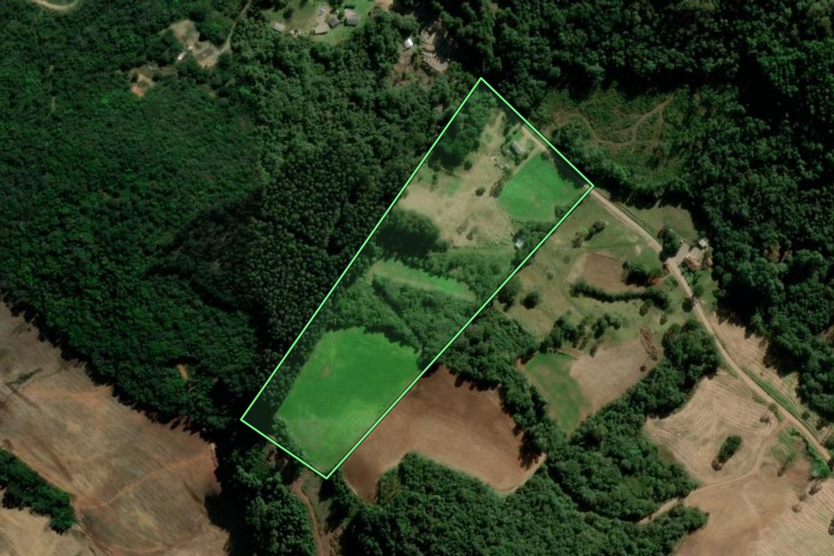 Imagem de satélite do imóvel rural em Paraí (RS), com o contorno declarado no CAR desenhado por cima.