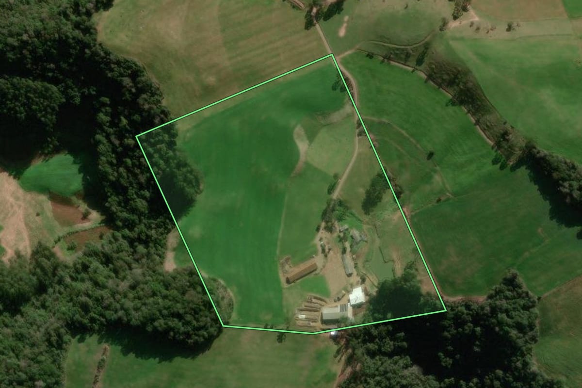 Imagem de satélite do imóvel rural em Paraí (RS), com o contorno declarado no CAR desenhado por cima.