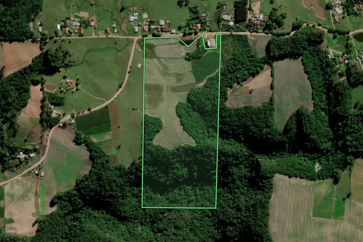 Imagem de satélite do imóvel rural em Paraíso do Sul (RS), com o contorno declarado no CAR desenhado por cima.