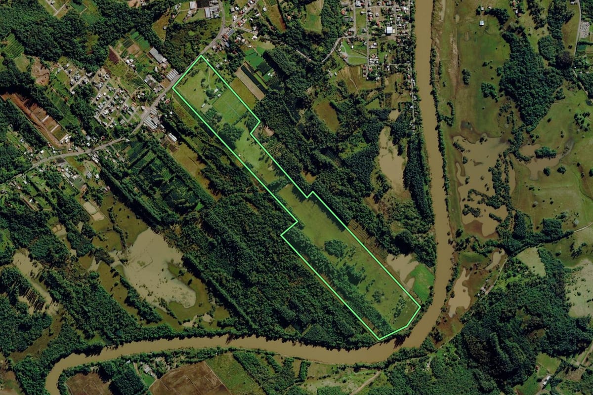 Imagem de satélite do imóvel rural em Pareci Novo (RS), com o contorno declarado no CAR desenhado por cima.