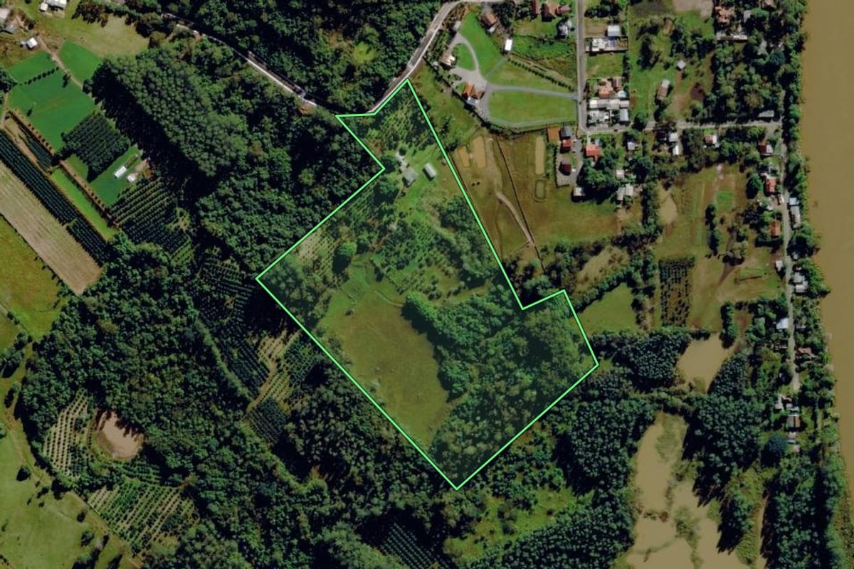 Imagem de satélite do imóvel rural em Pareci Novo (RS), com o contorno declarado no CAR desenhado por cima.