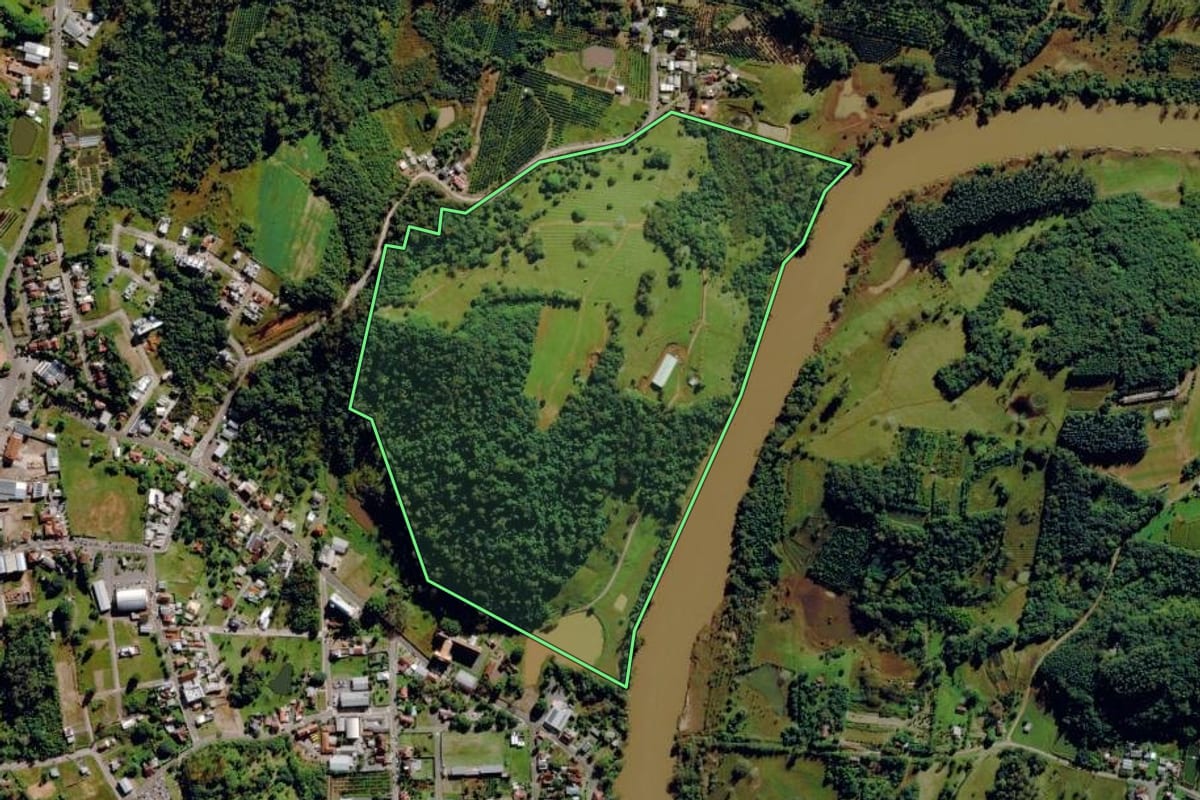 Imagem de satélite do imóvel rural em Pareci Novo (RS), com o contorno declarado no CAR desenhado por cima.