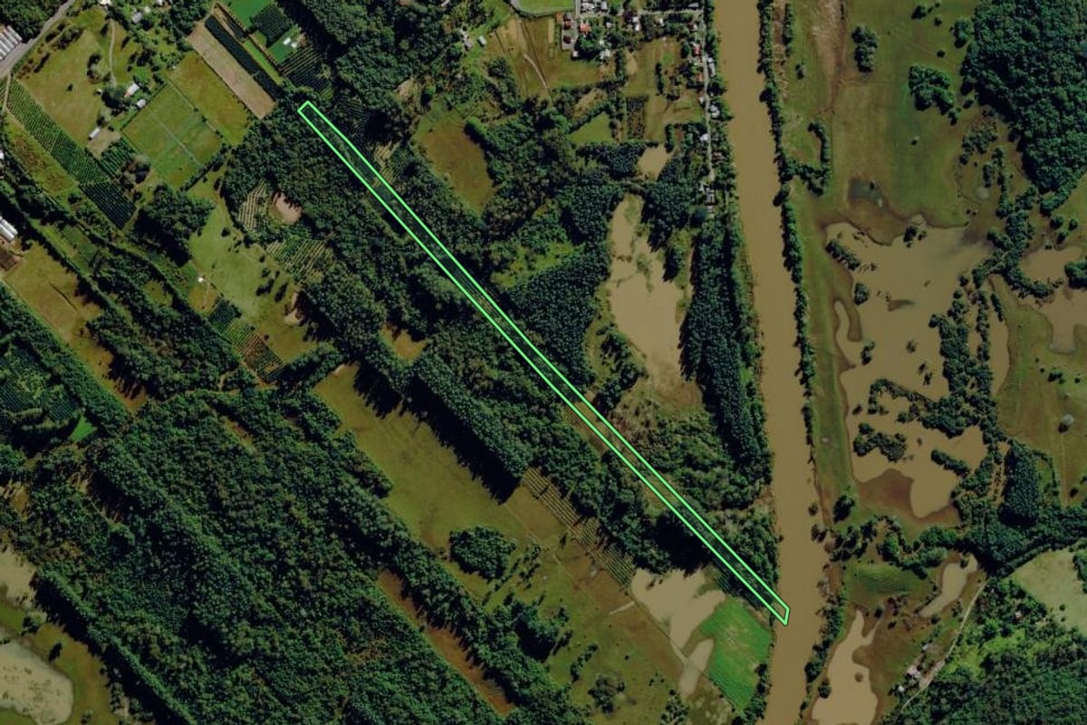 Imagem de satélite do imóvel rural em Pareci Novo (RS), com o contorno declarado no CAR desenhado por cima.