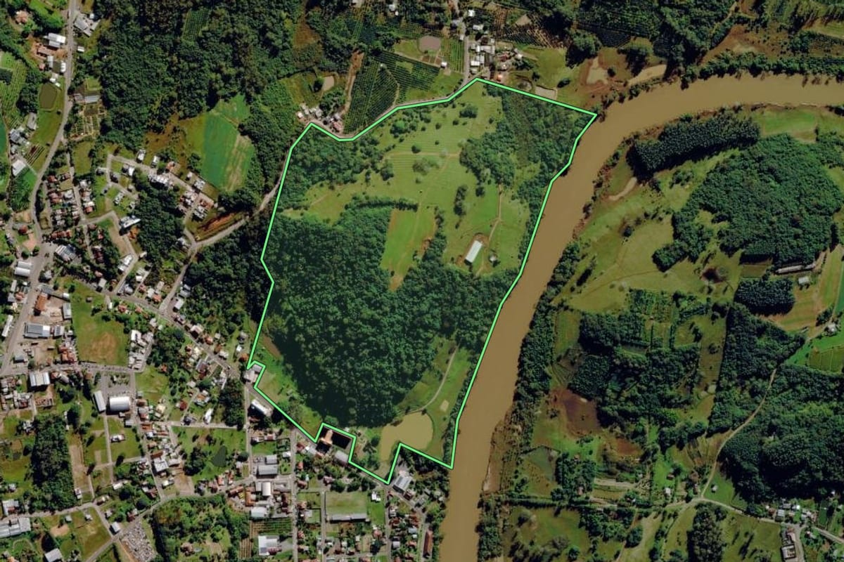 Imagem de satélite do imóvel rural em Pareci Novo (RS), com o contorno declarado no CAR desenhado por cima.