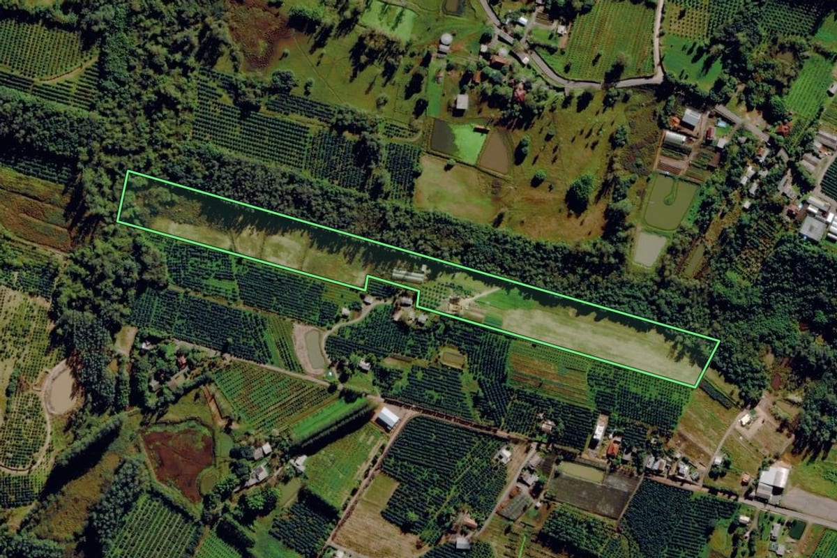 Imagem de satélite do imóvel rural em Pareci Novo (RS), com o contorno declarado no CAR desenhado por cima.