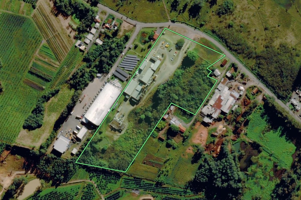Imagem de satélite do imóvel rural em Pareci Novo (RS), com o contorno declarado no CAR desenhado por cima.