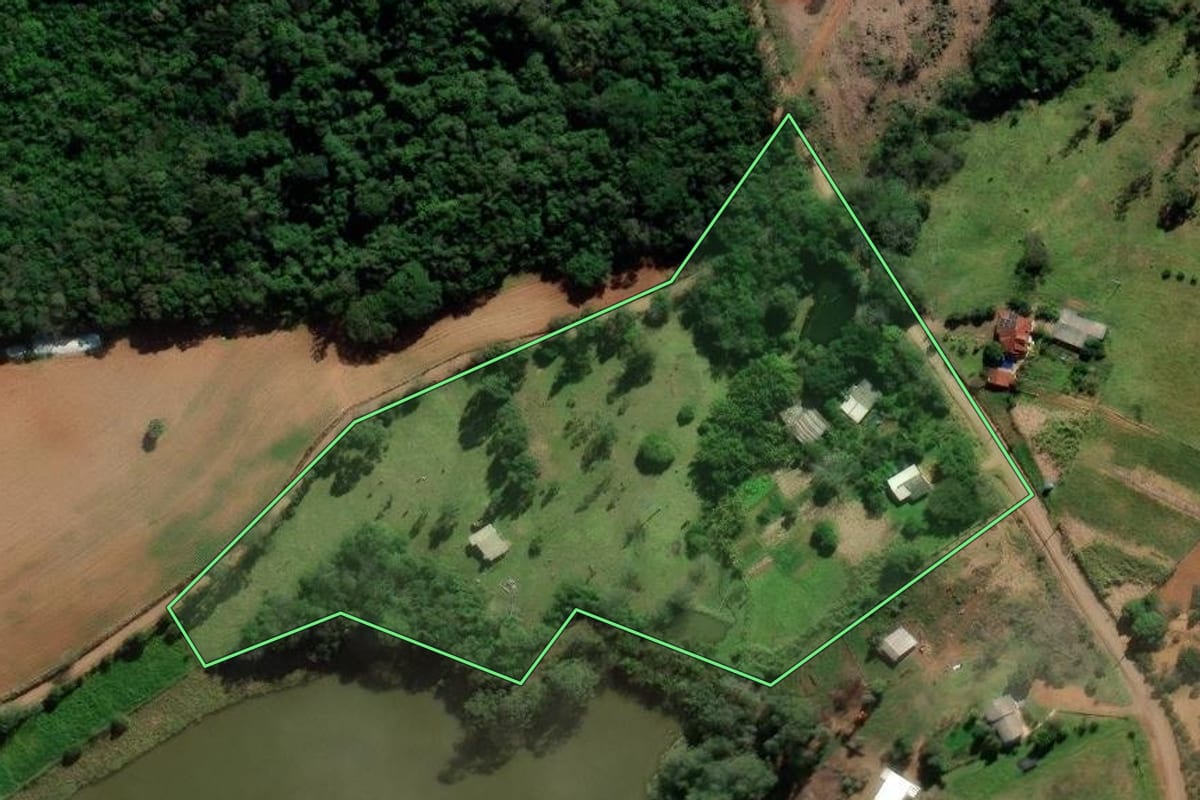 Imagem de satélite do imóvel rural em Parobé (RS), com o contorno declarado no CAR desenhado por cima.