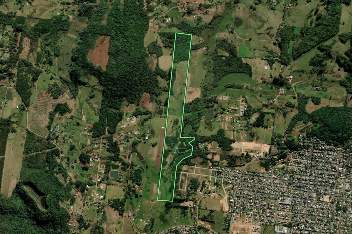 Imagem de satélite do imóvel rural em Parobé (RS), com o contorno declarado no CAR desenhado por cima.