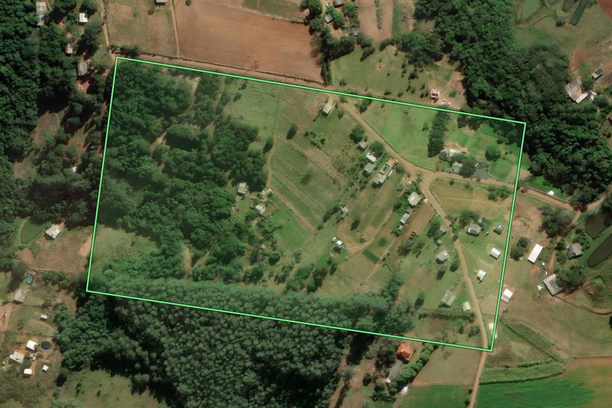 Imagem de satélite do imóvel rural em Parobé (RS), com o contorno declarado no CAR desenhado por cima.