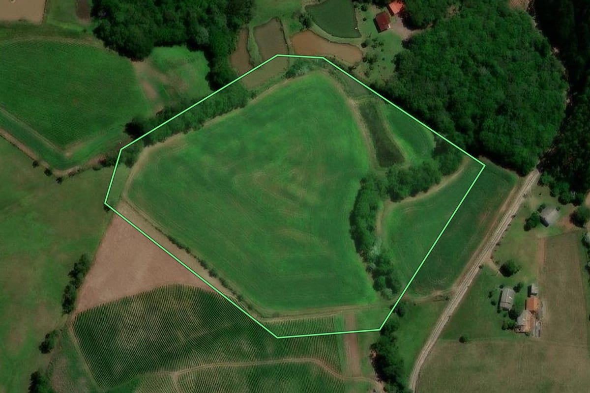 Imagem de satélite do imóvel rural em Passa Sete (RS), com o contorno declarado no CAR desenhado por cima.