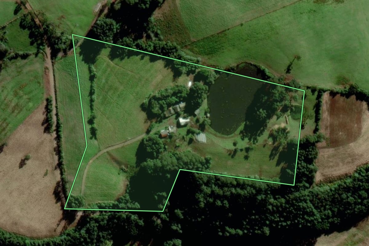Imagem de satélite do imóvel rural em Passa Sete (RS), com o contorno declarado no CAR desenhado por cima.