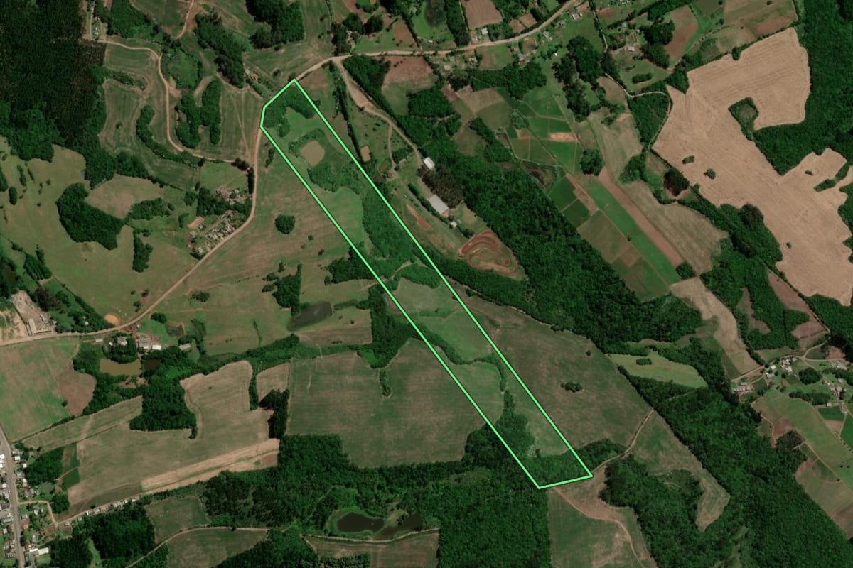 Imagem de satélite do imóvel rural em Passa Sete (RS), com o contorno declarado no CAR desenhado por cima.