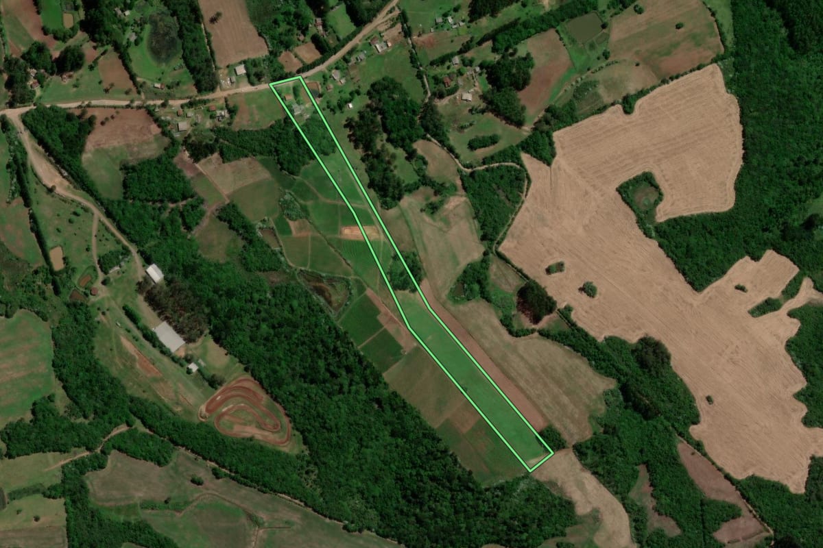 Imagem de satélite do imóvel rural em Passa Sete (RS), com o contorno declarado no CAR desenhado por cima.