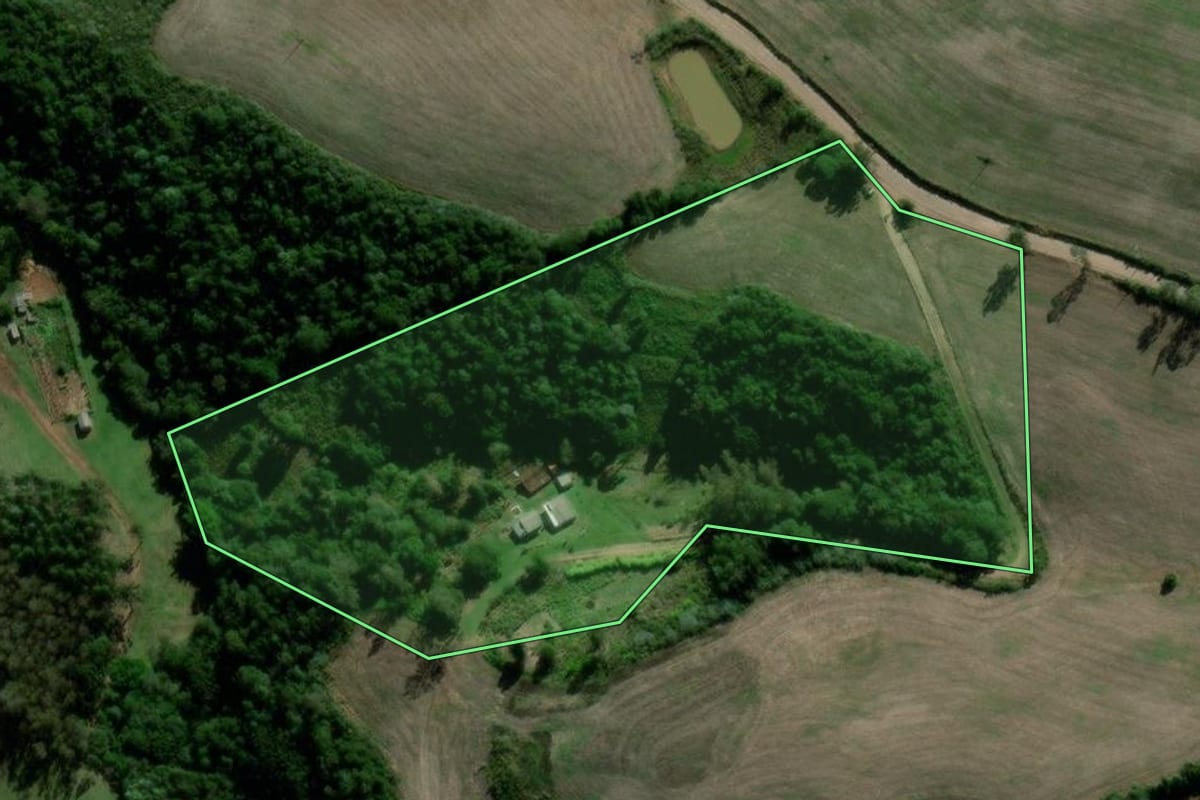 Imagem de satélite do imóvel rural em Passa Sete (RS), com o contorno declarado no CAR desenhado por cima.