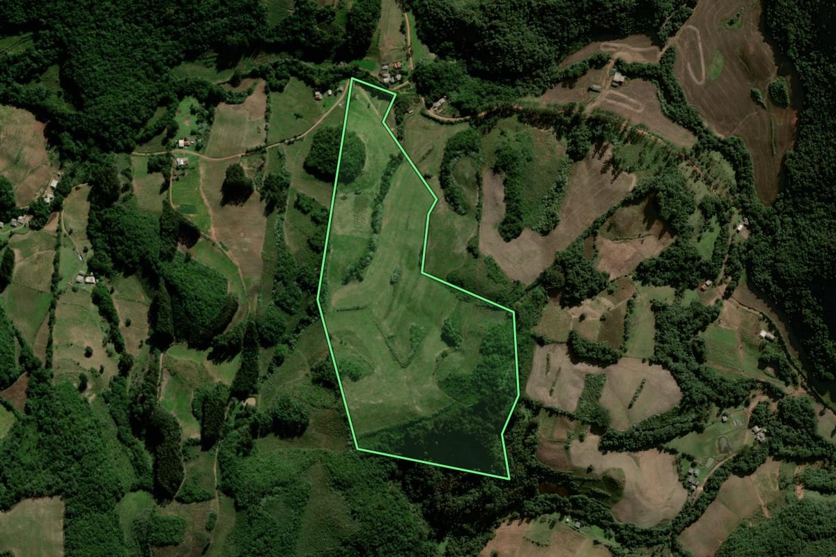 Imagem de satélite do imóvel rural em Passa Sete (RS), com o contorno declarado no CAR desenhado por cima.