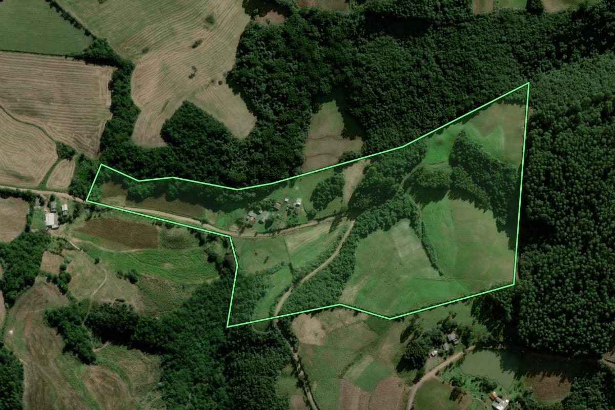 Imagem de satélite do imóvel rural em Passa Sete (RS), com o contorno declarado no CAR desenhado por cima.