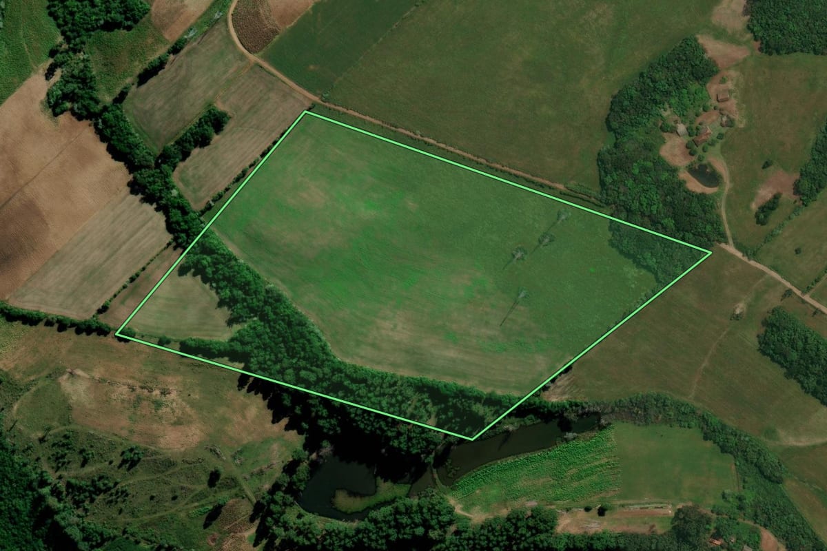 Imagem de satélite do imóvel rural em Passa Sete (RS), com o contorno declarado no CAR desenhado por cima.