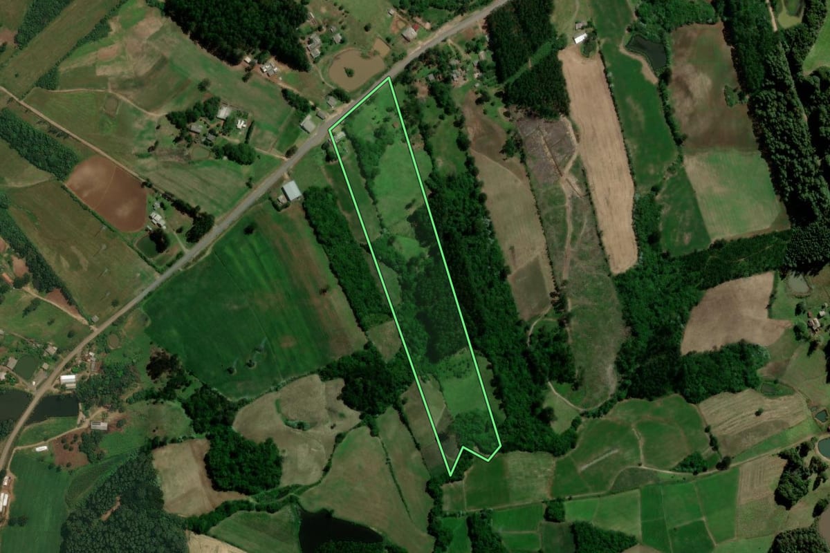 Imagem de satélite do imóvel rural em Passa Sete (RS), com o contorno declarado no CAR desenhado por cima.