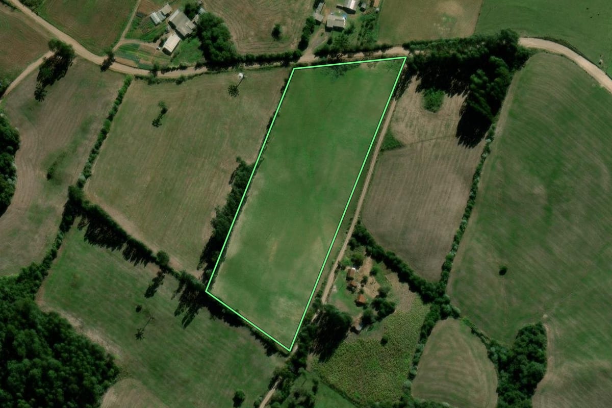 Imagem de satélite do imóvel rural em Passa Sete (RS), com o contorno declarado no CAR desenhado por cima.