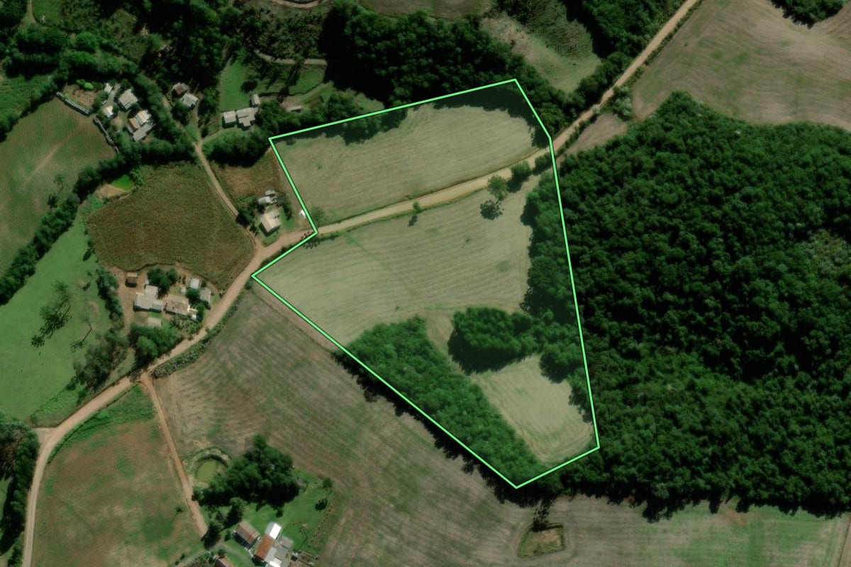 Imagem de satélite do imóvel rural em Passa Sete (RS), com o contorno declarado no CAR desenhado por cima.
