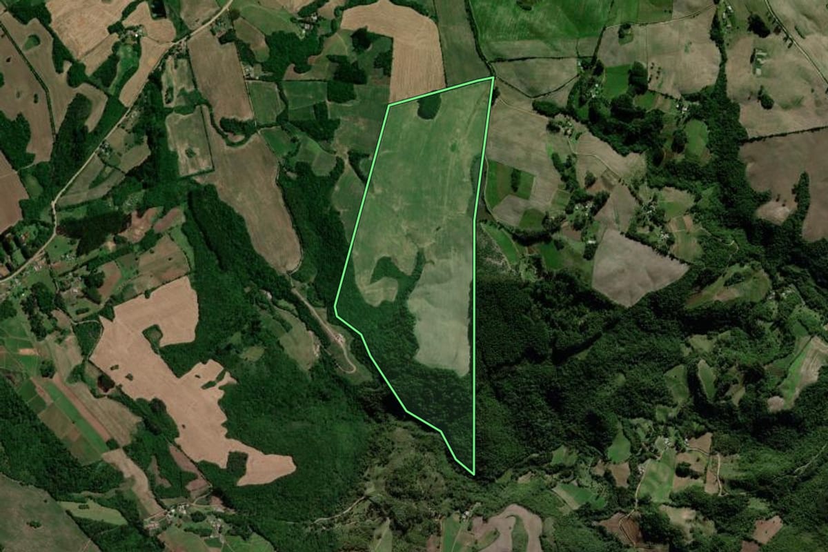 Imagem de satélite do imóvel rural em Passa Sete (RS), com o contorno declarado no CAR desenhado por cima.