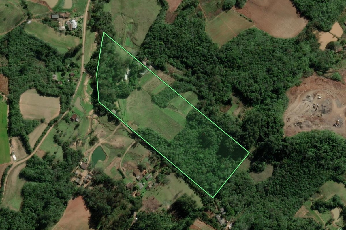Imagem de satélite do imóvel rural em Passo do Sobrado (RS), com o contorno declarado no CAR desenhado por cima.