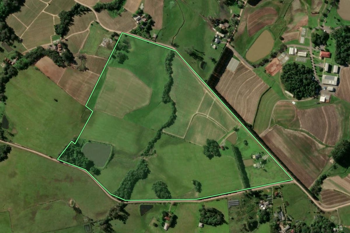 Imagem de satélite do imóvel rural em Passo do Sobrado (RS), com o contorno declarado no CAR desenhado por cima.
