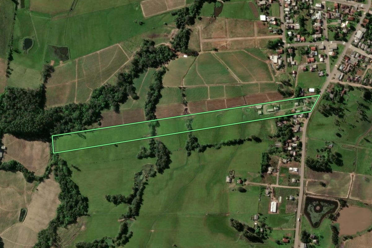 Imagem de satélite do imóvel rural em Passo do Sobrado (RS), com o contorno declarado no CAR desenhado por cima.