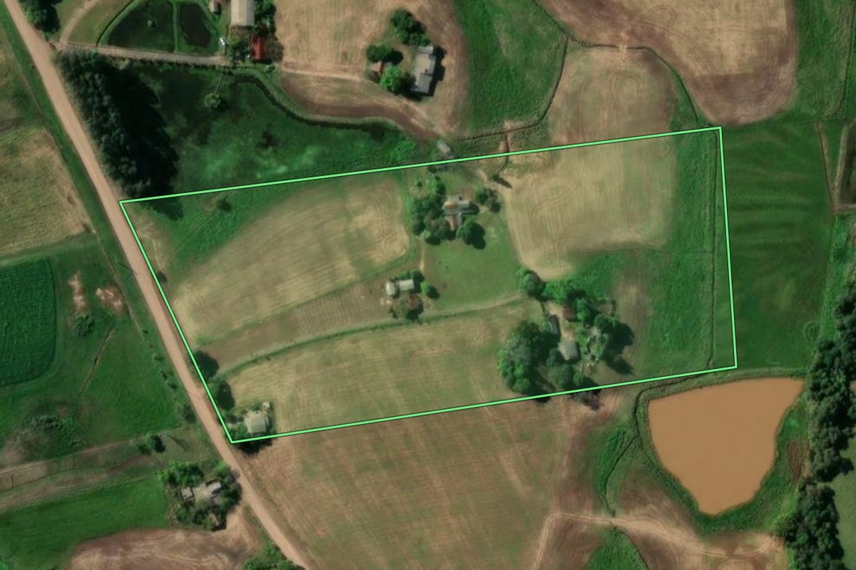 Imagem de satélite do imóvel rural em Passo do Sobrado (RS), com o contorno declarado no CAR desenhado por cima.