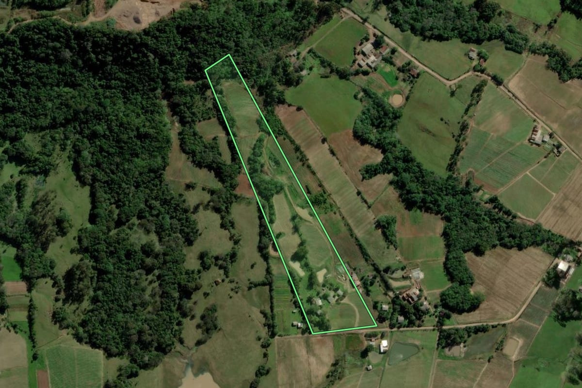 Imagem de satélite do imóvel rural em Passo do Sobrado (RS), com o contorno declarado no CAR desenhado por cima.