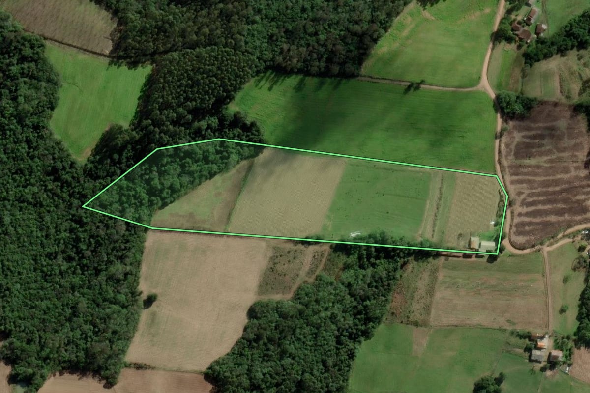 Imagem de satélite do imóvel rural em Passo do Sobrado (RS), com o contorno declarado no CAR desenhado por cima.
