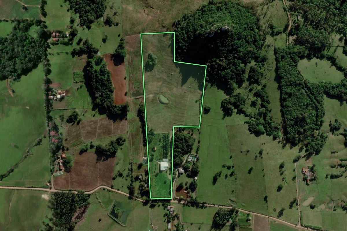 Imagem de satélite do imóvel rural em Passo do Sobrado (RS), com o contorno declarado no CAR desenhado por cima.