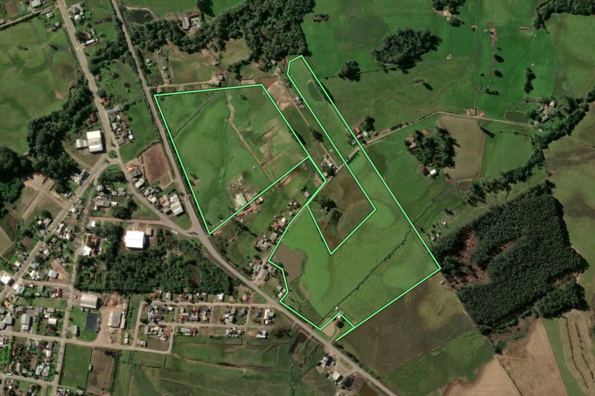 Imagem de satélite do imóvel rural em Passo do Sobrado (RS), com o contorno declarado no CAR desenhado por cima.