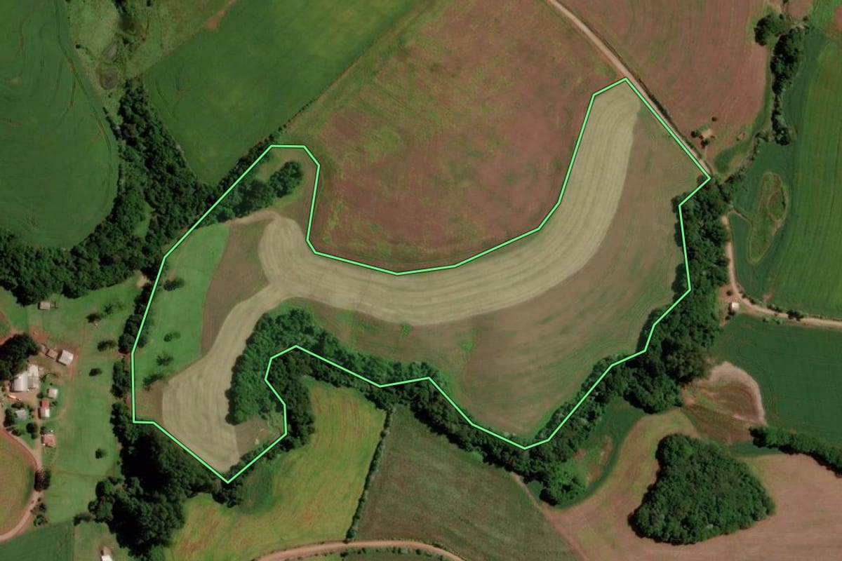 Imagem de satélite do imóvel rural em Passo Fundo (RS), com o contorno declarado no CAR desenhado por cima.