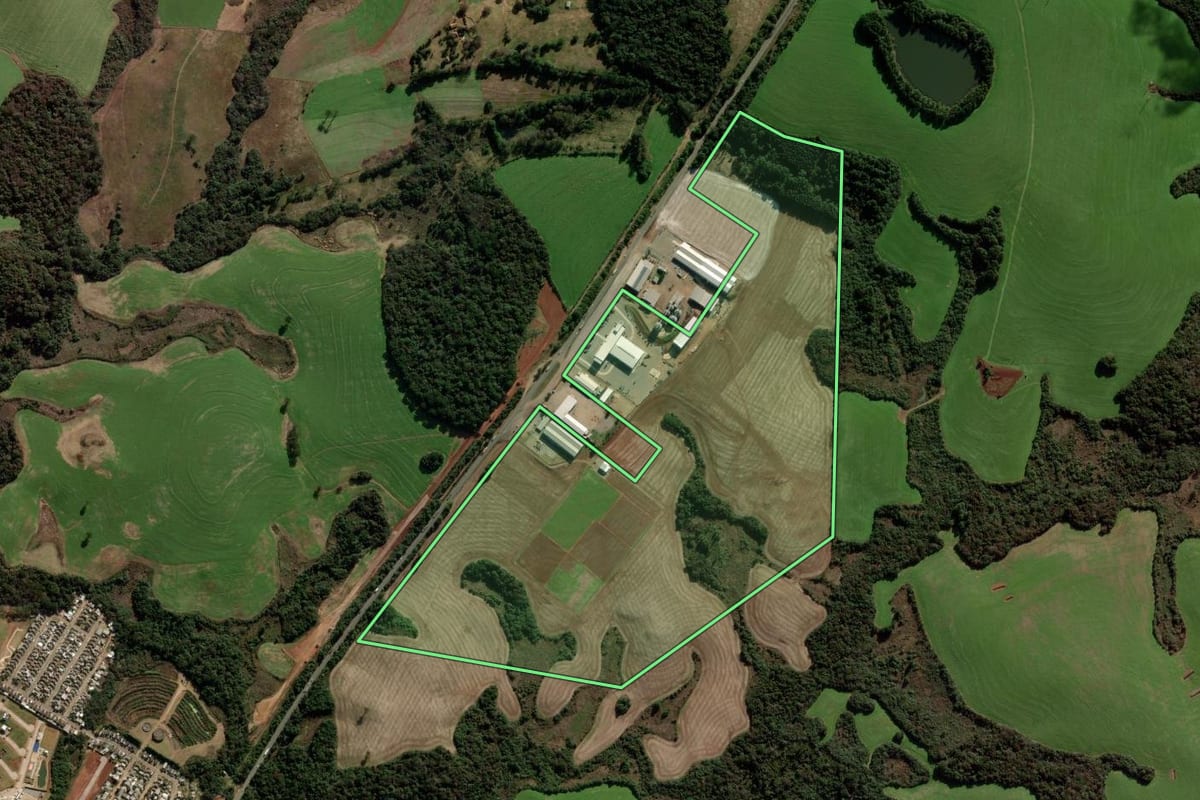 Imagem de satélite do imóvel rural em Passo Fundo (RS), com o contorno declarado no CAR desenhado por cima.