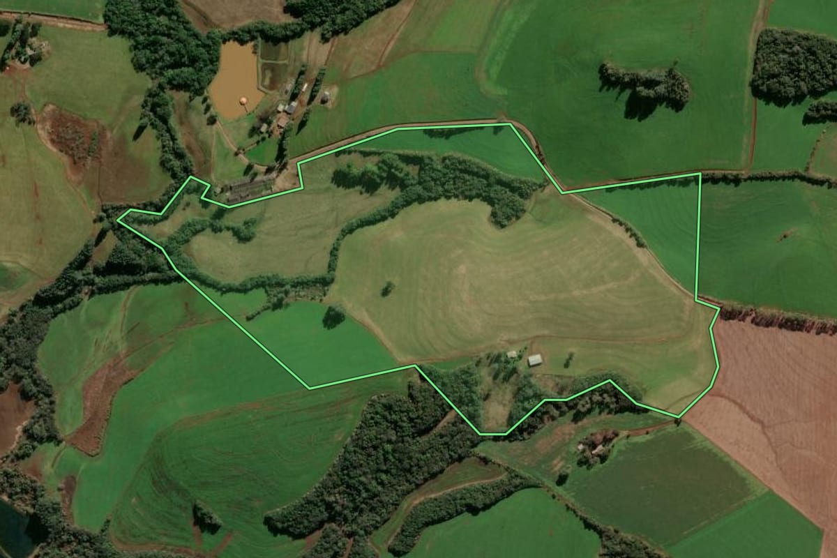 Imagem de satélite do imóvel rural em Passo Fundo (RS), com o contorno declarado no CAR desenhado por cima.