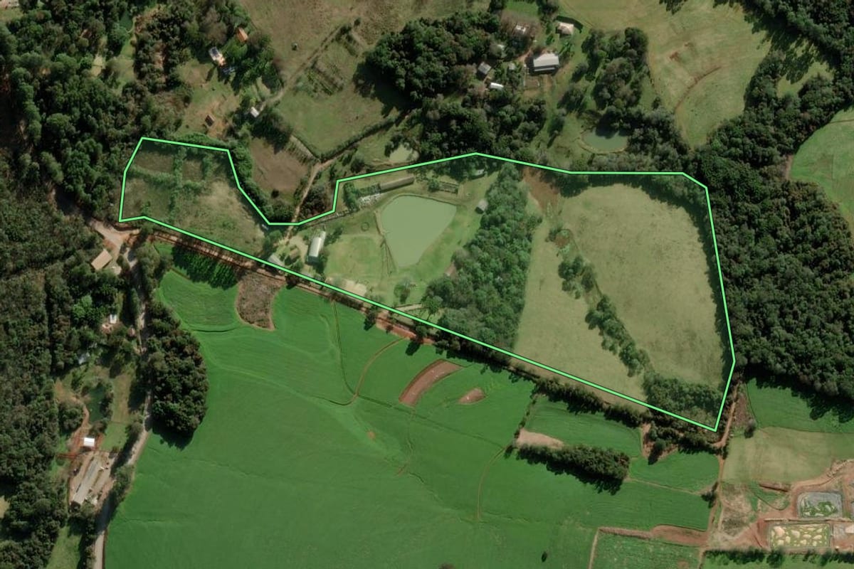 Imagem de satélite do imóvel rural em Passo Fundo (RS), com o contorno declarado no CAR desenhado por cima.