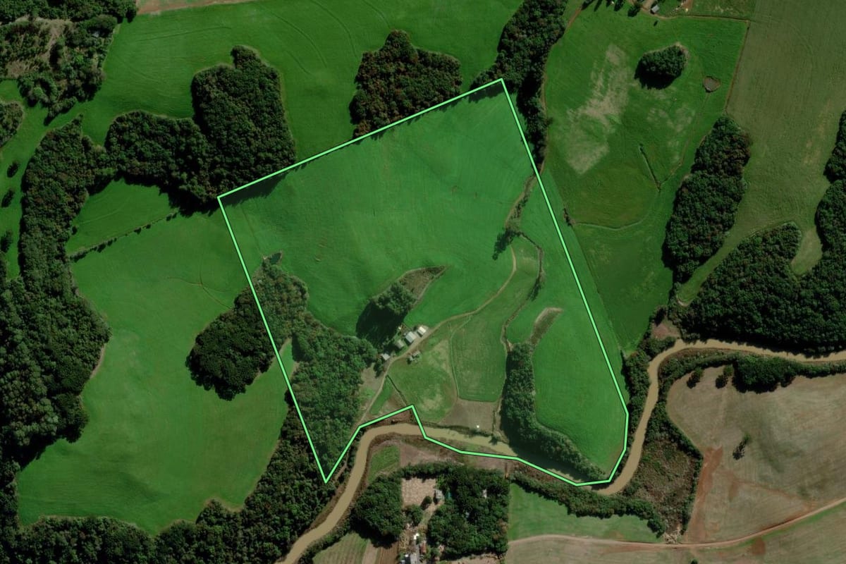 Imagem de satélite do imóvel rural em Passo Fundo (RS), com o contorno declarado no CAR desenhado por cima.