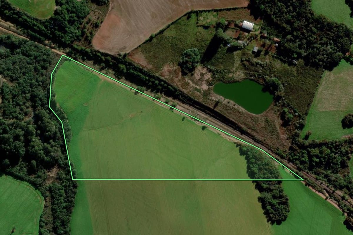 Imagem de satélite do imóvel rural em Passo Fundo (RS), com o contorno declarado no CAR desenhado por cima.