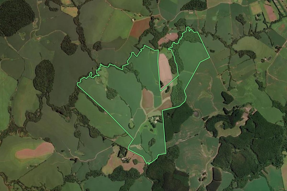 Imagem de satélite do imóvel rural em Passo Fundo (RS), com o contorno declarado no CAR desenhado por cima.