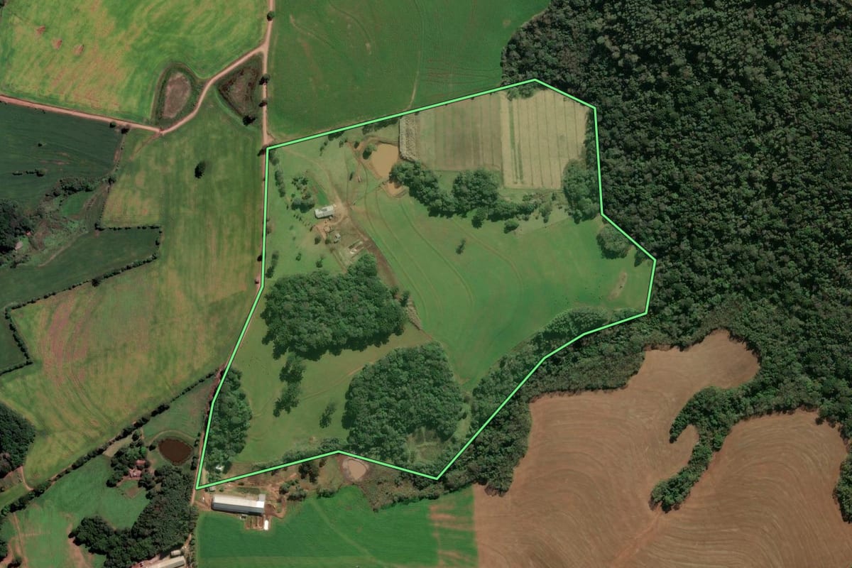 Imagem de satélite do imóvel rural em Passo Fundo (RS), com o contorno declarado no CAR desenhado por cima.