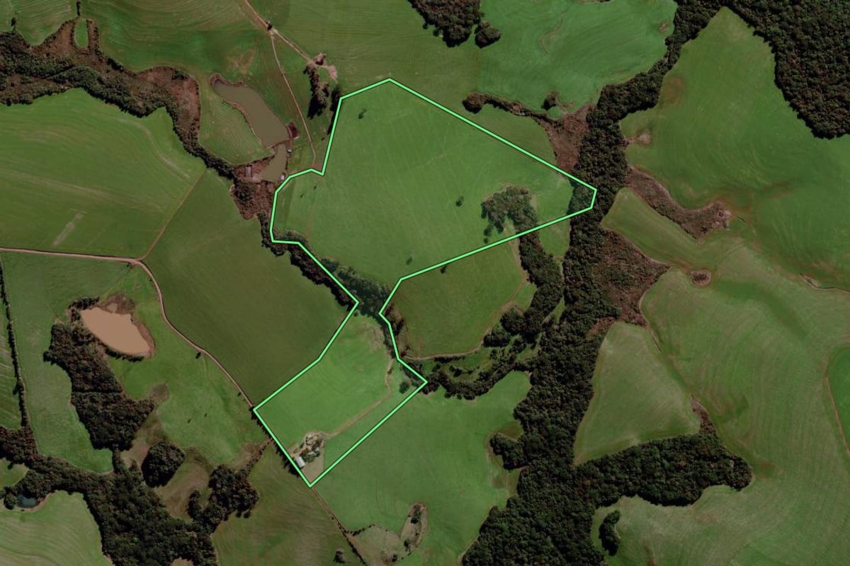Imagem de satélite do imóvel rural em Passo Fundo (RS), com o contorno declarado no CAR desenhado por cima.