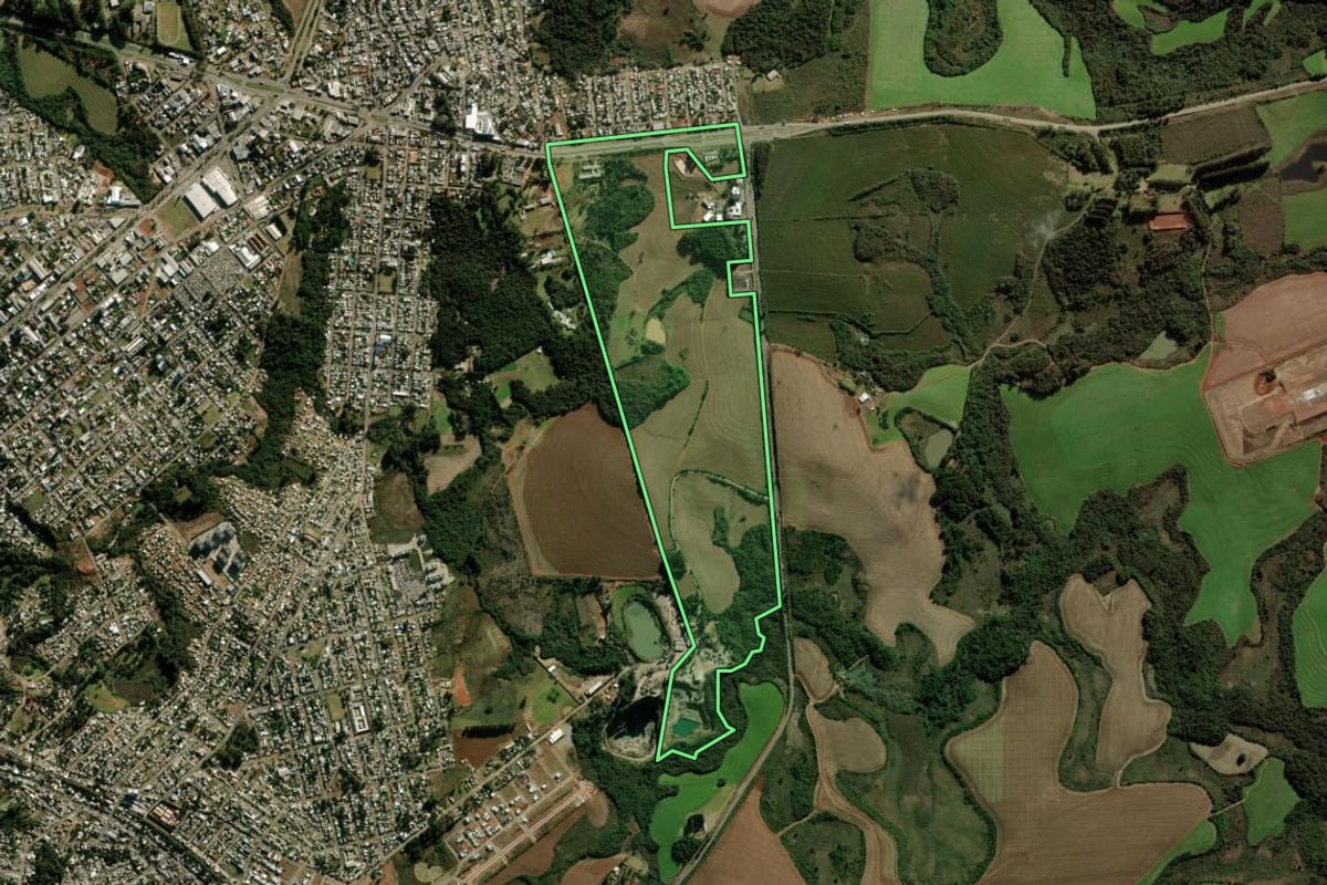Imagem de satélite do imóvel rural em Passo Fundo (RS), com o contorno declarado no CAR desenhado por cima.