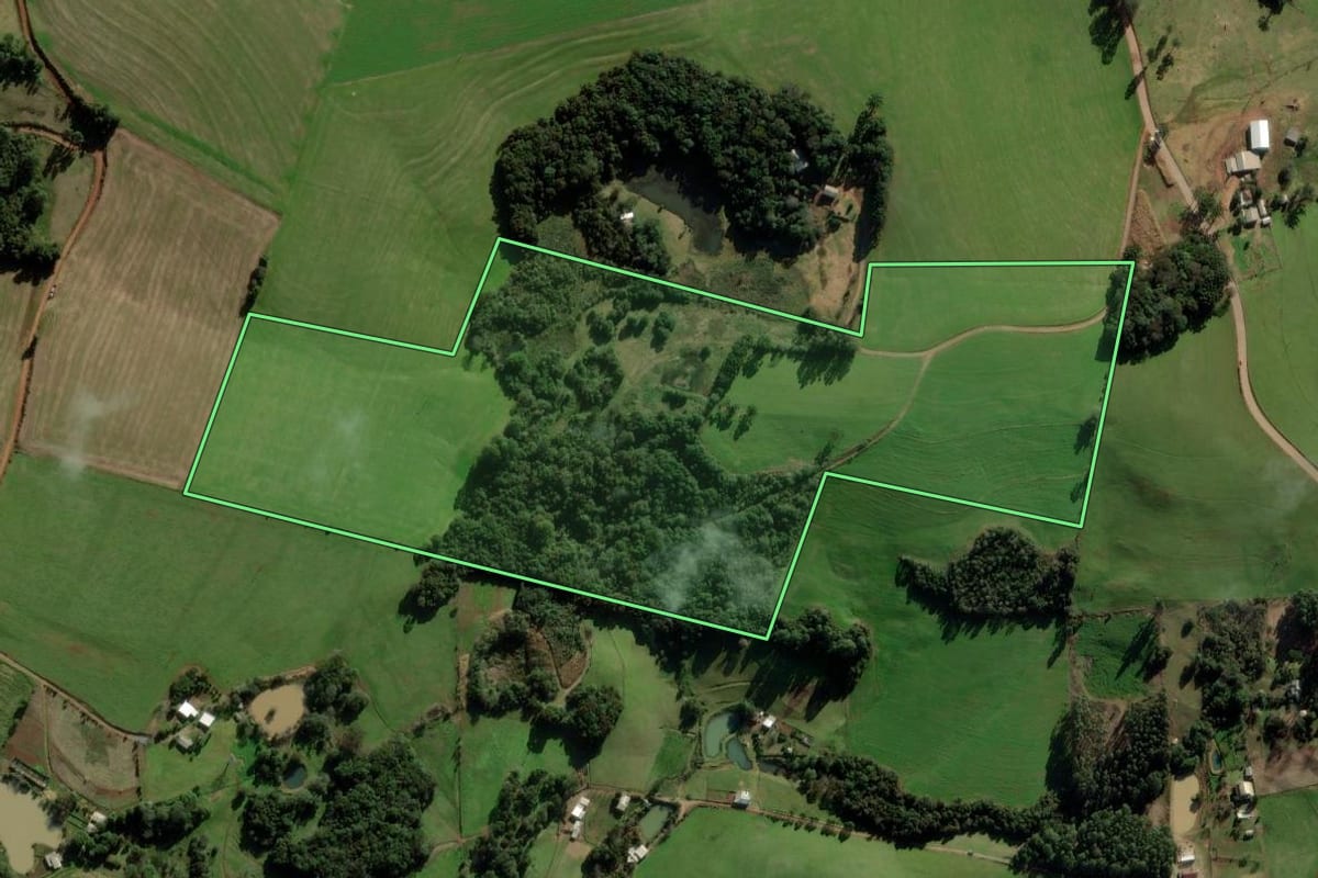 Imagem de satélite do imóvel rural em Passo Fundo (RS), com o contorno declarado no CAR desenhado por cima.