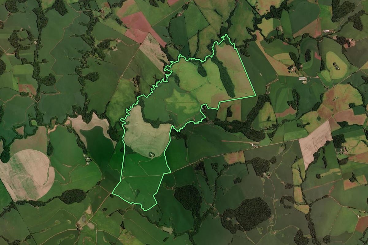 Imagem de satélite do imóvel rural em Passo Fundo (RS), com o contorno declarado no CAR desenhado por cima.