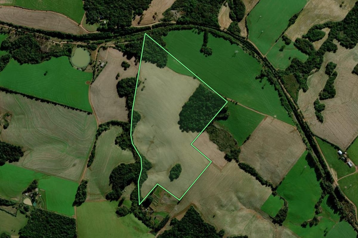 Imagem de satélite do imóvel rural em Passo Fundo (RS), com o contorno declarado no CAR desenhado por cima.