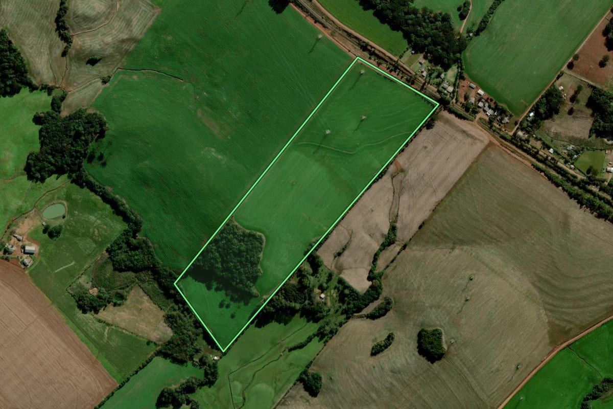 Imagem de satélite do imóvel rural em Passo Fundo (RS), com o contorno declarado no CAR desenhado por cima.