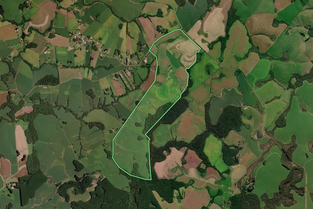Imagem de satélite do imóvel rural em Passo Fundo (RS), com o contorno declarado no CAR desenhado por cima.