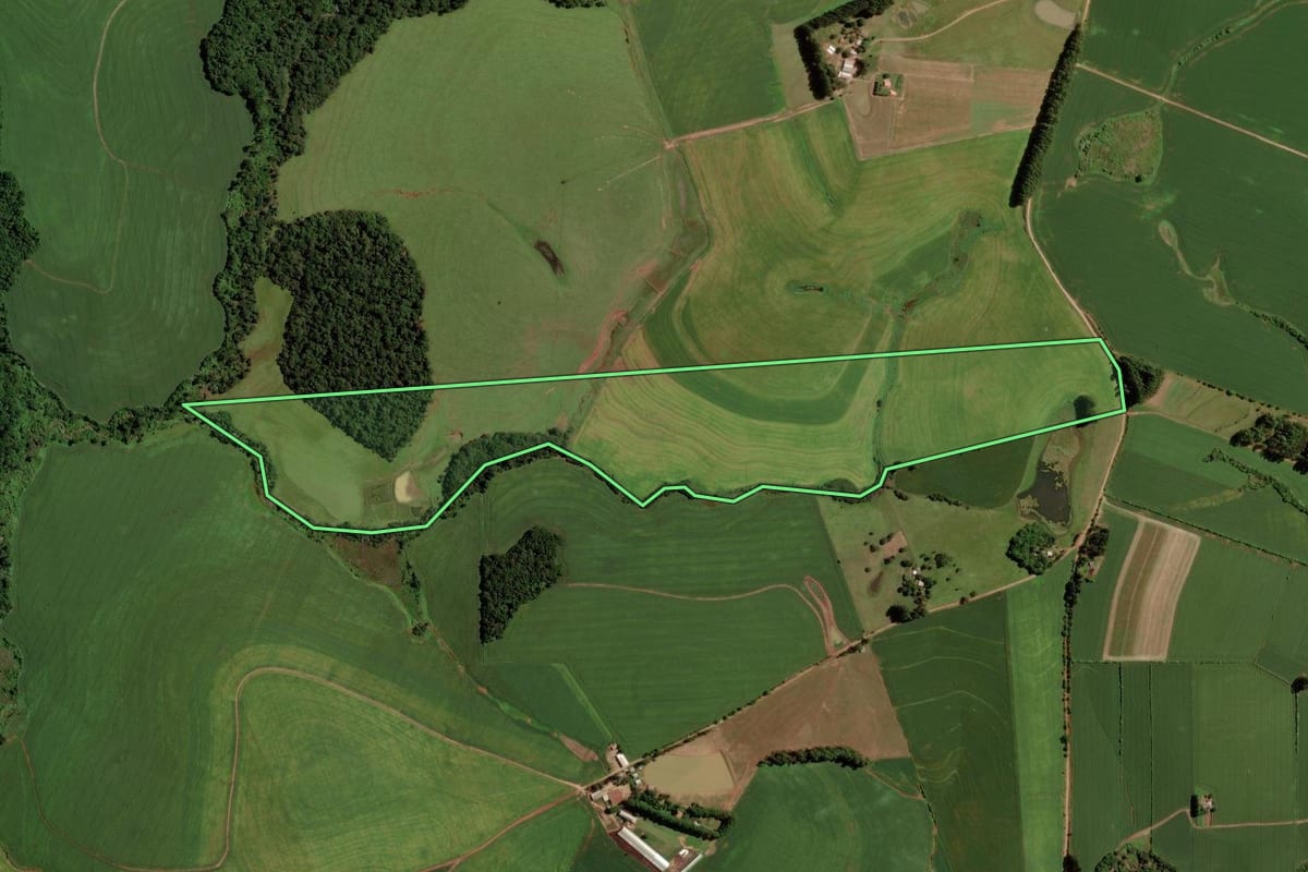 Imagem de satélite do imóvel rural em Passo Fundo (RS), com o contorno declarado no CAR desenhado por cima.